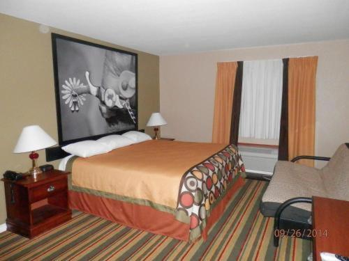 Super 8 By Wyndham Childress Motel Room photo